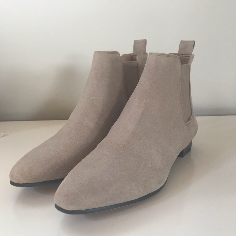 Light cream suede Chelsea boot